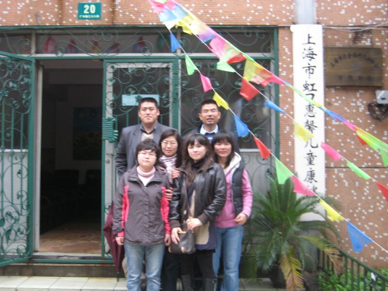 在老猫的带领下第一次来到孤残院看望孩子